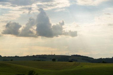 Tepelerve kasabaüzerinde gün doğumu ve gün batımı. Slovakya