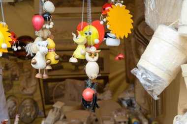 Zilina, Slovakya. 19-Jul-2018: Zilina 'da Ortaçağ Sanatı Günleri. Pazar: Ev yapımı oyuncaklar, hediyelik eşyalar, mumlar, marketteki dekorasyonlar. Slovakya