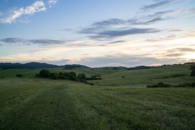 Tepelerde ve kasabada gün batımı. Slovakya
