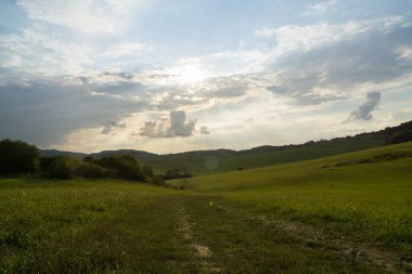 Tepelerve kasabaüzerinde gün doğumu ve gün batımı. Slovakya