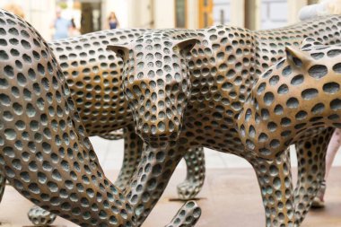 Brno, Çek Cumhuriyeti - 12 Şubat 2018: Leoparlar Brno şehrinin merkezinde bronz heykeller diktiler. Çek Cumhuriyeti