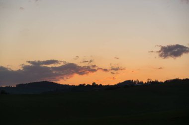 Yeşil dağ çayırı manzarası