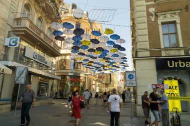 Arka planda şemsiyeler ve mavi gökyüzü