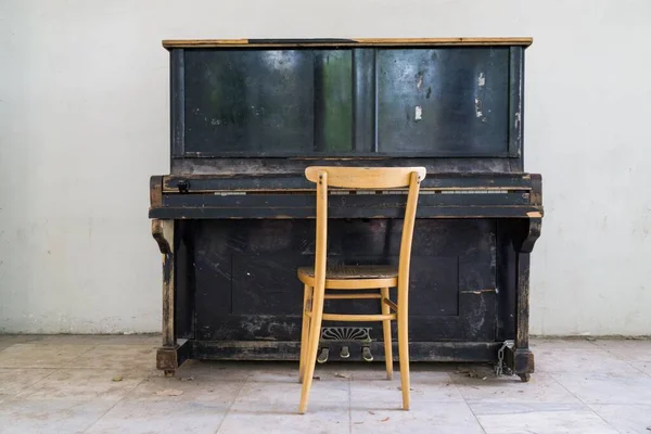 Eski ahşap piyano. Çek Cumhuriyeti