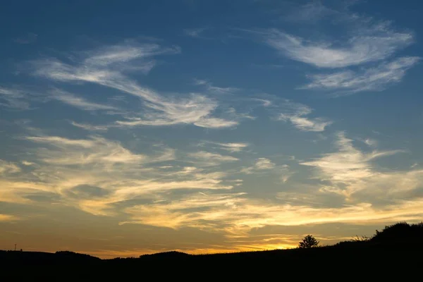 雲を背景に空に沈む夕日 — ストック写真