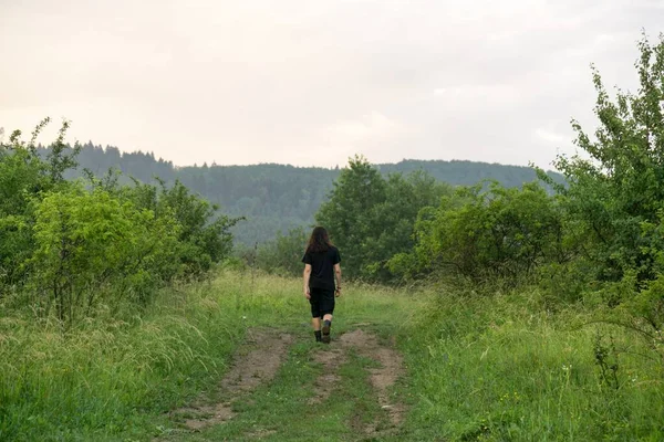 森の中を走る女性の後ろ姿 — ストック写真
