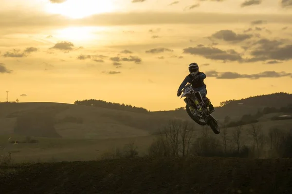 Pengendara Sepeda Motor Motocross Hampir Tertembak — Stok Foto
