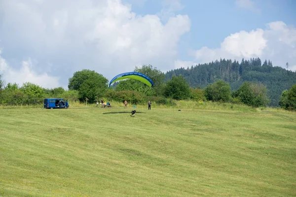 Paraglider Letící Vzduchu Během Barevného Západu Slunce Slovensko — Stock fotografie