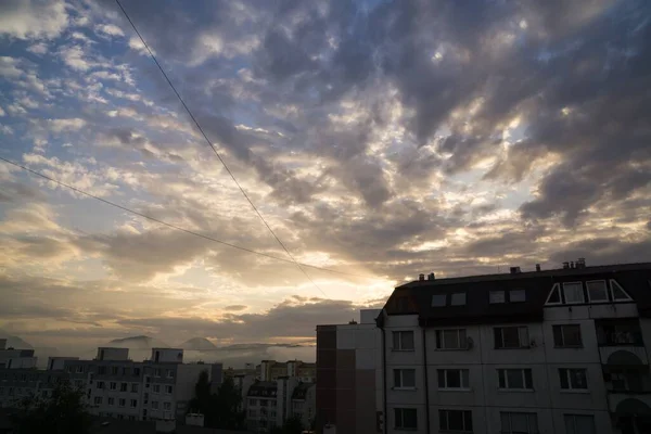 ジリナ市内の建物の上の日の出と日没 スロバキア — ストック写真