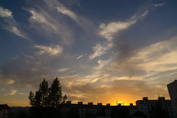 Molnig Himmel Över Den Europeiska Staden — Stockfoto