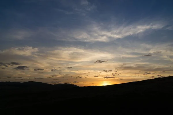 Pôr Sol Céu Montanha Tiro Noite — Fotografia de Stock