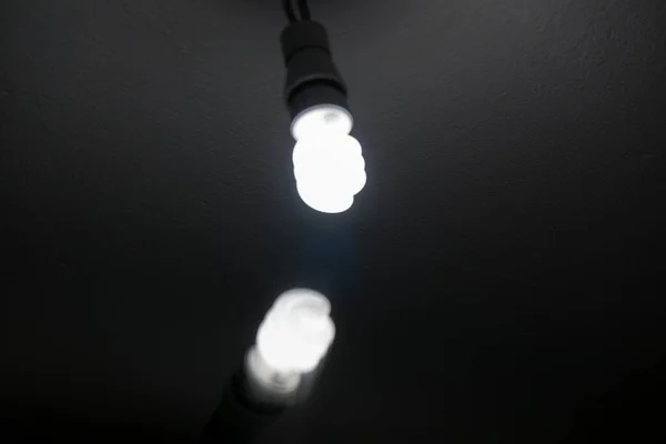 Glühbirne Auf Schwarzem Hintergrund — Stockfoto