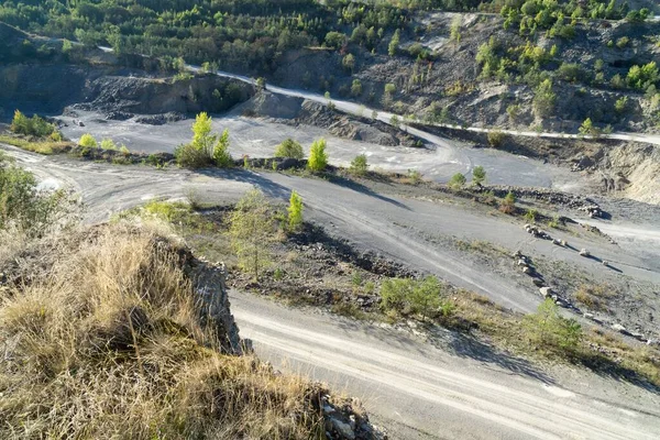 Sol Upplyst Väg Torra Bergiga Scenen — Stockfoto