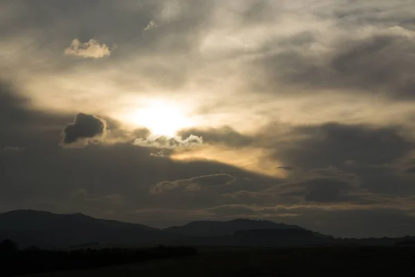 Dramatischer Sonnenuntergang Mit Wolken Und Sonne — Stockfoto