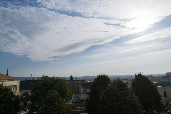 Bewölkter Himmel Über Der Europäischen Stadt — Stockfoto