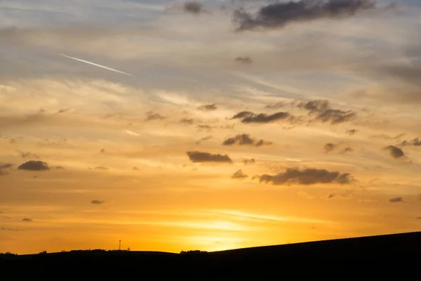 山の空の夕日 夕方のショット — ストック写真