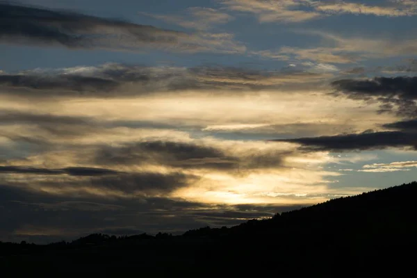 Sonnenuntergang Über Den Hügeln Und Der Stadt Slowakei — Stockfoto