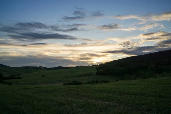 Sonnenuntergang Über Den Hügeln Und Der Stadt Slowakei — Stockfoto