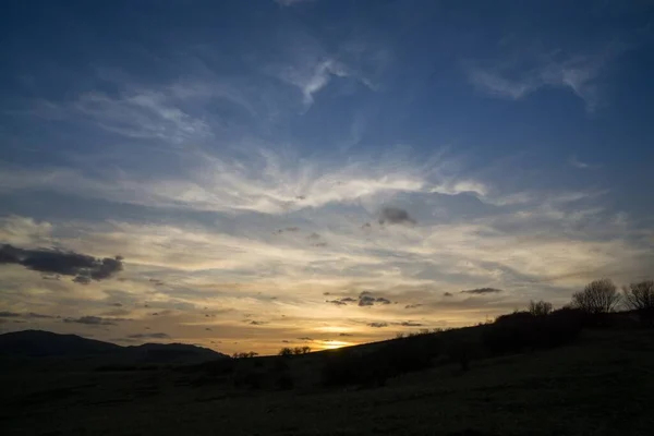 山の空の夕日 夕方のショット — ストック写真