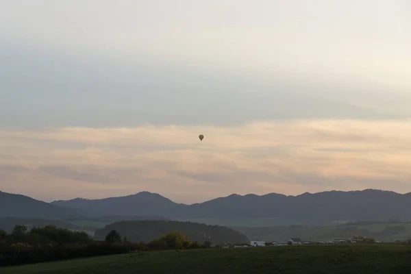 Vliegende Luchtballon Uitzicht Bergen Zomer — Stockfoto