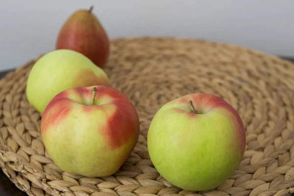 Čerstvá Zelená Jablka Proutěném Podloží — Stock fotografie