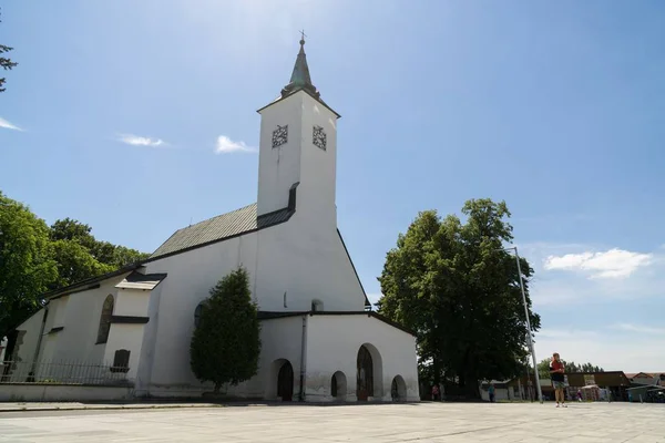 Budynek Kościół Miasto Słoneczny Dzień Chmurami Niebie Słowacja — Zdjęcie stockowe