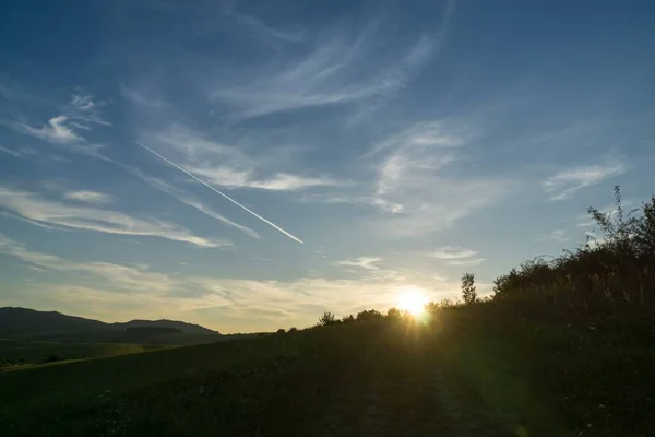 丘や町の日の出と日没 スロバキア — ストック写真