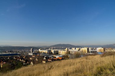 Zilina şehrinde gündüz vakti binalar çekiliyordu. Slovakya 