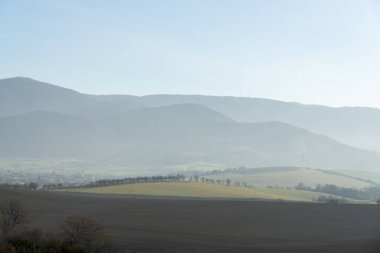 Yeşil çimenli ve mavi gökyüzü olan dağ manzarası