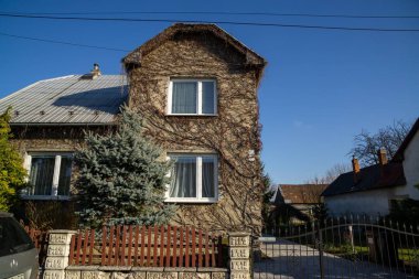 Köyde penceresi olan eski bir ev. 