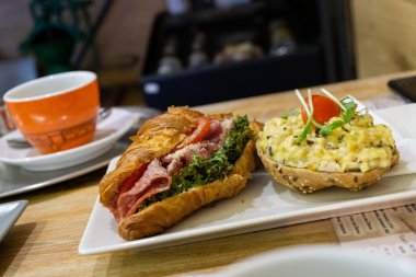 Pastırmalı sandviç, domates, salatalık ve marul.