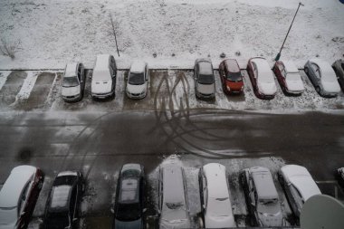 Arabalar yola park ediyor.