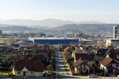 Zilina şehrinde gündüz vakti binalar çekiliyordu. Slovakya 