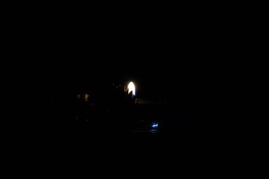 Siyah arka planda Noel mumu.