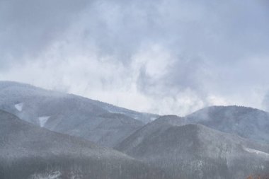 alçak bulutlu dağların manzarası 