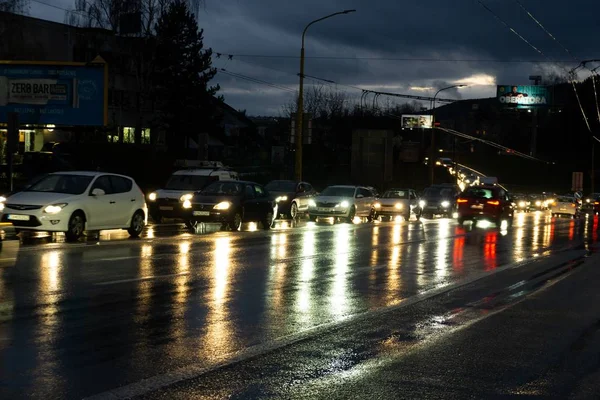 夜市的交通在雨中 夜间射击 — 图库照片