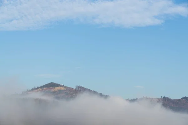 Vista Panoramica Sulle Montagne Con Nuvole Basse — Foto Stock