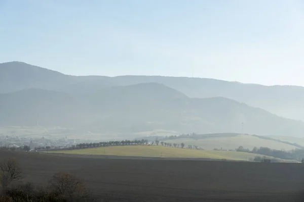 Berglandschaft Mit Grünem Gras Und Blauem Himmel — Stockfoto