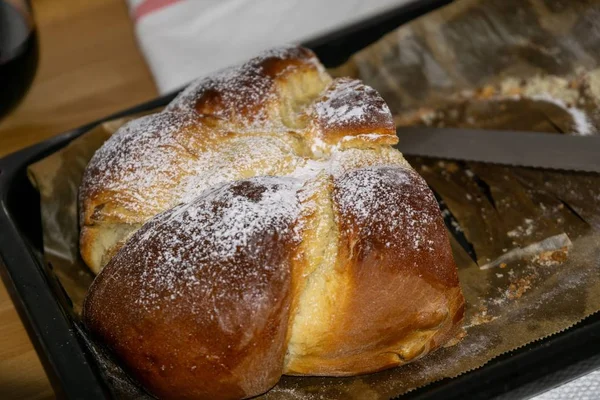 Pão Assado Hora Uma Mesa Madeira — Fotografia de Stock