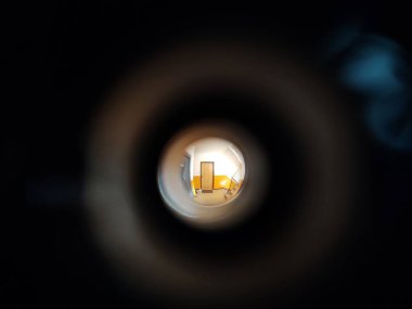 Kapıdaki gözetleme deliğinden koridora bak. Slovakya