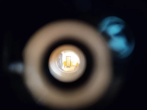 ドアのピープルアイレットを介してホールに表示されます スロバキア — ストック写真