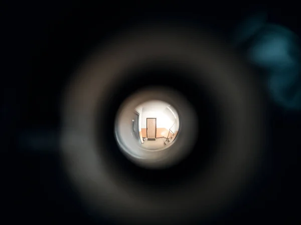 ドアのピープルアイレットを介してホールに表示されます スロバキア — ストック写真