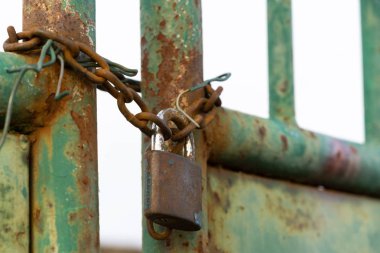 Çayırdaki kapıda Rusty Padlock var. Slovakya