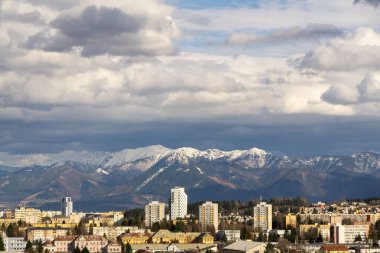 Zilina şehrindeki binaların üzerinde gün doğumu ve gün batımı. Slovakya