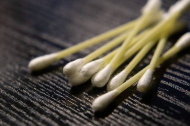 Pamuklu çubuklar kullanıma hazır.