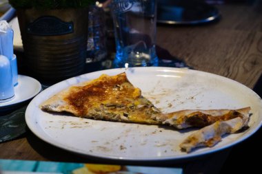 Tabaktaki pizzayı kapat. 