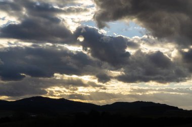 Tepelerde gün batımının manzarası 