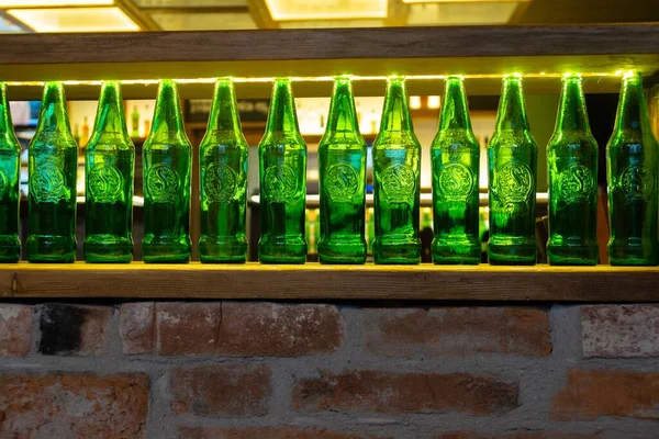 Botellas Cerveza Fila Sobre Fondo —  Fotos de Stock