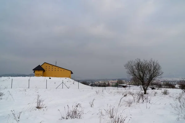 Winterlandschaft Mit Gelbem Haus — Stockfoto