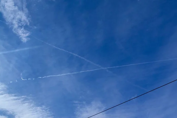 Vista Panorámica Del Cielo Azul Nublado Con Rutas Aéreas — Foto de Stock